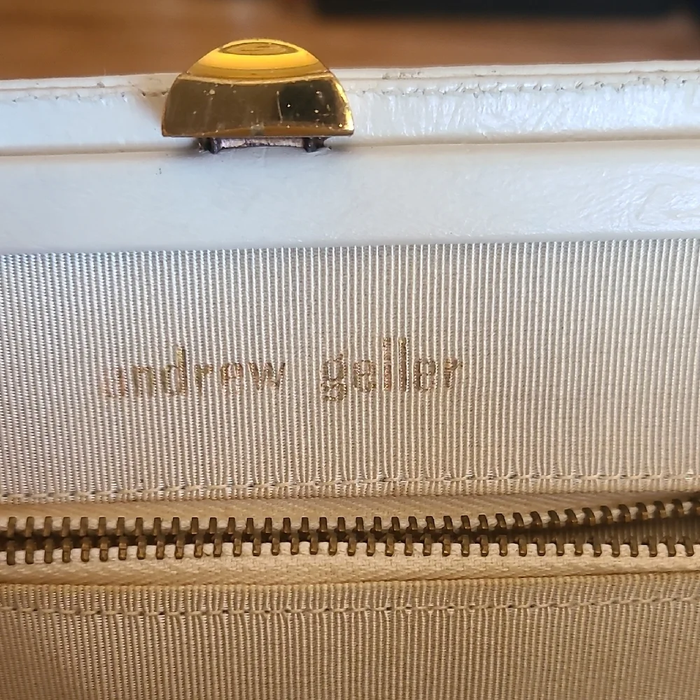 Elegant White Handbag - Picture 2 of 7